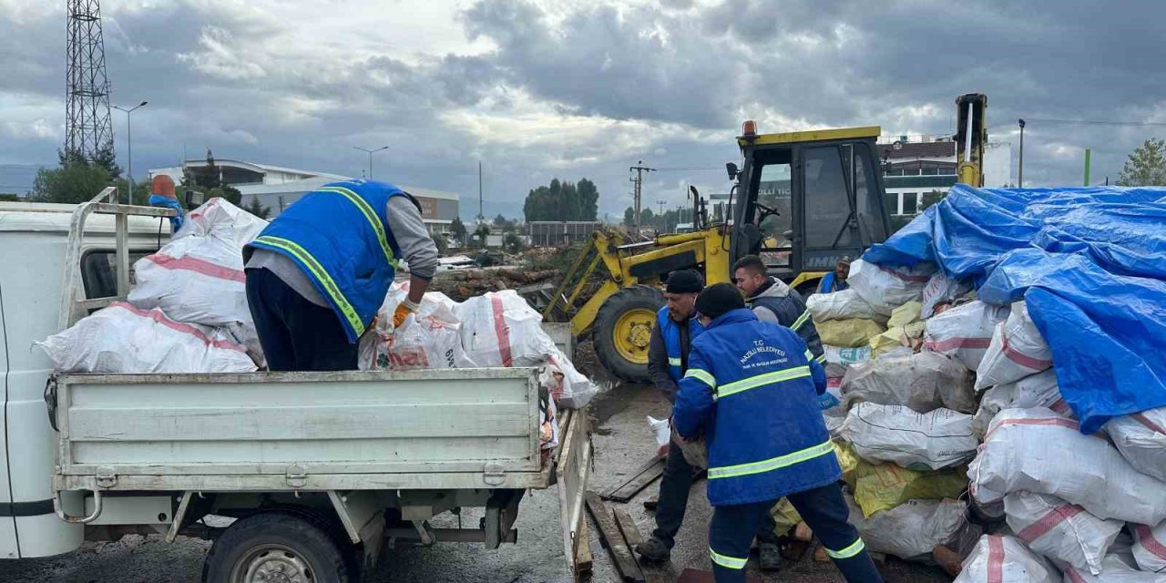Nazilli Belediyesi ihtiyaç sahibi ailelerin yuvasını ısıtıyor
