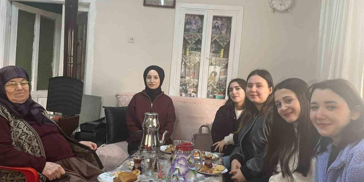 Üniversiteli gençler yaşlı çınarlar ve kardeşlerini unutmadı