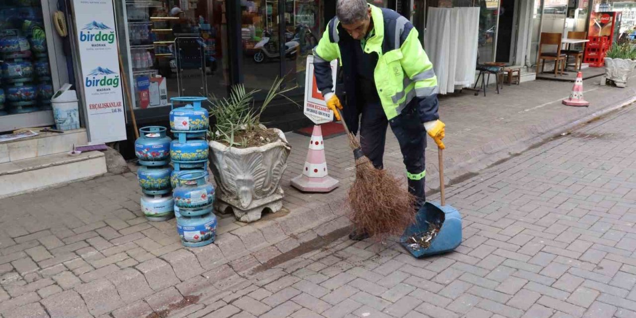 Nazilli’de bir saatte 3 binden fazla izmarit toplandı