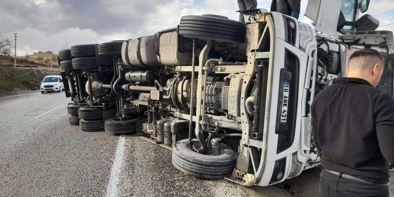 Tır kayganlaşan yolda devrildi; 1 yaralı