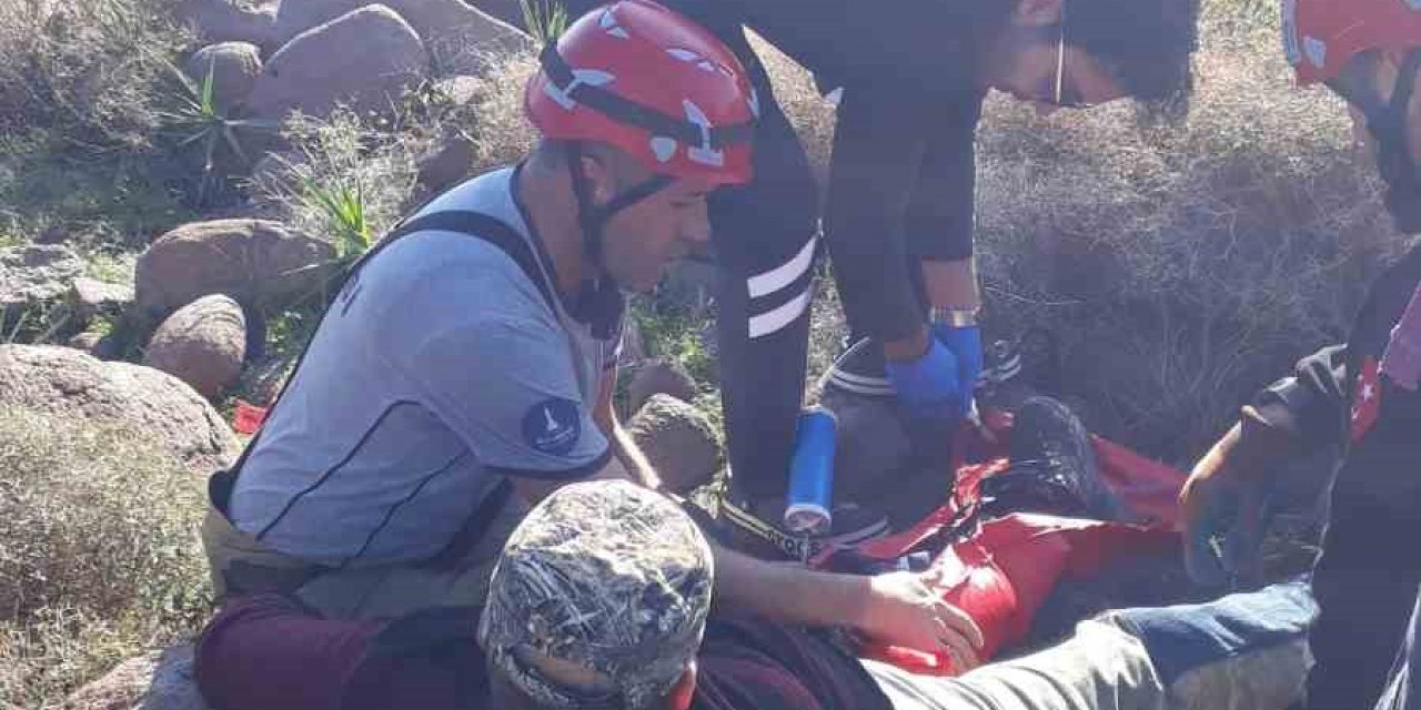 İzmir’de kayalıktan düşen avcı kurtarıldı