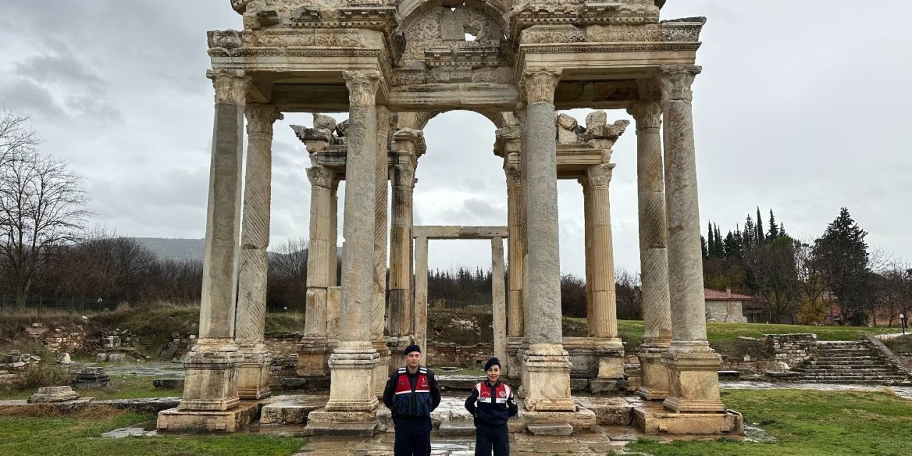 Aydın Jandarması Afrodisias’ta hem tarihi hem can dostlarını korudu