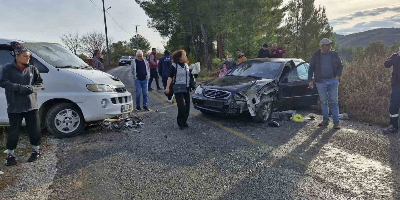 Milas’ta minibüs ile otomobil çarpıştı: 3 yaralı