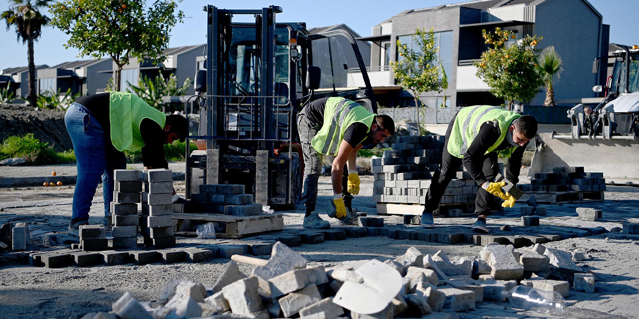 Kuşadası Belediyesi üstyapı çalışmalarını hız kesmeden sürdürüyor