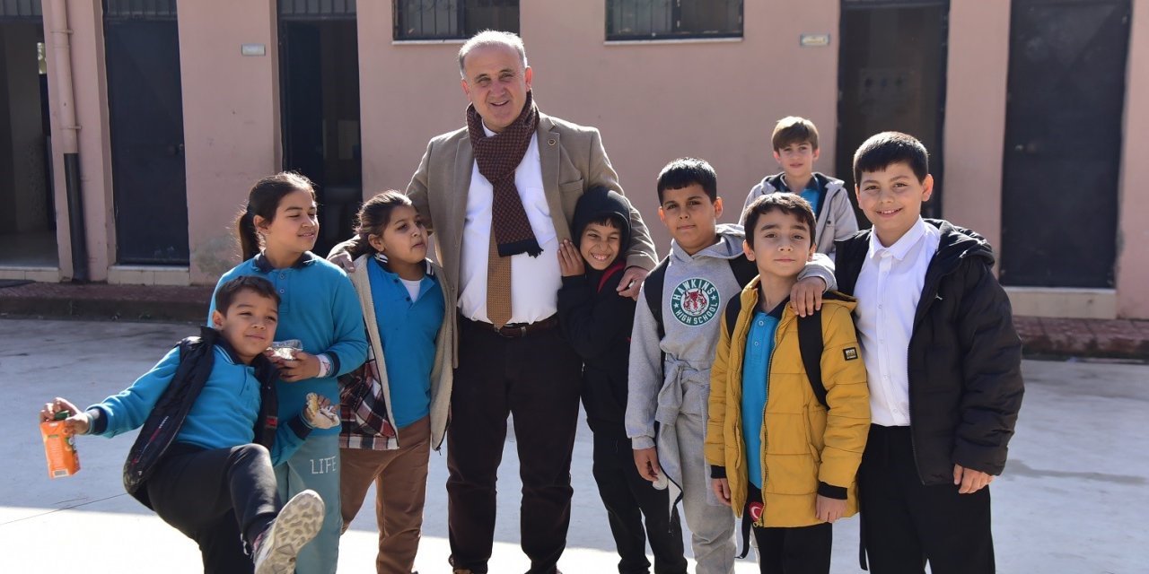 Başkan Kaya çocuklara özel ilgi gösteriyor