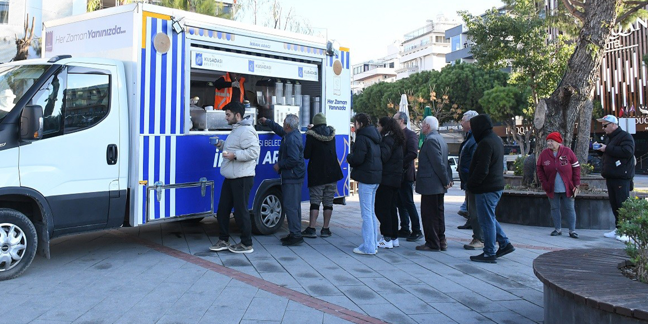 Kuşadası Belediyesi’nden soğuk havalarda sıcak ikram