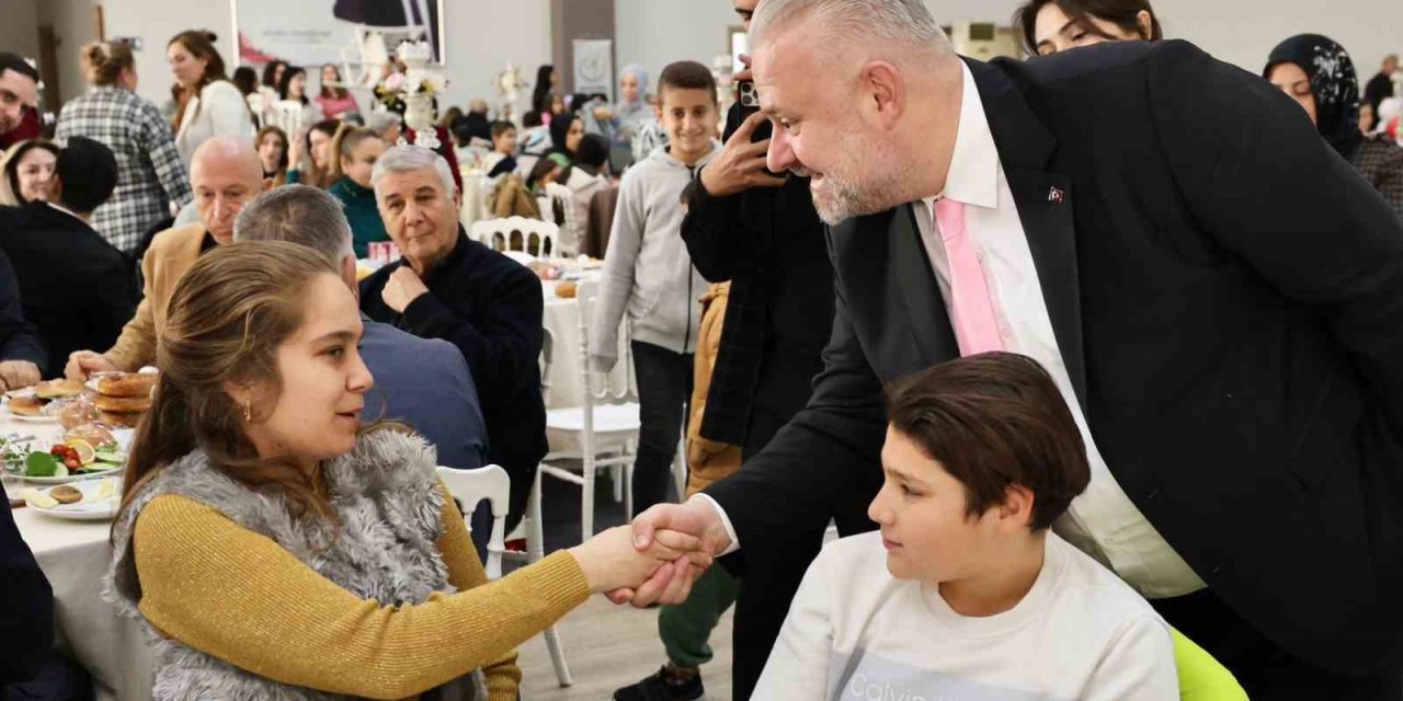 Menemen’de özel çocuklarla çok özel kutlama