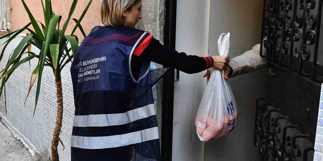 İzmir’de 5 ton mandalina örnek iş birliği ile dağıtılıyor