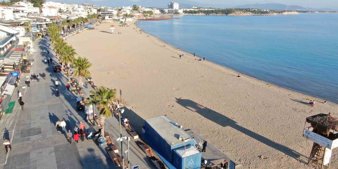 Didim’de Aralık güneşi Altınkum Sahili’ni canlandırdı