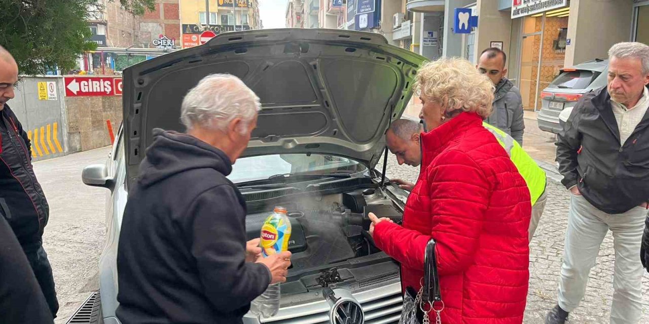 Efeler'de otomobilden yükselen duman kısa süreli paniğe neden oldu
