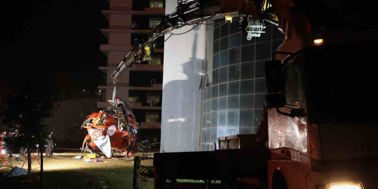 Düşerek kaza kırıma uğrayan ambulans helikopterin enkazı kaldırıldı