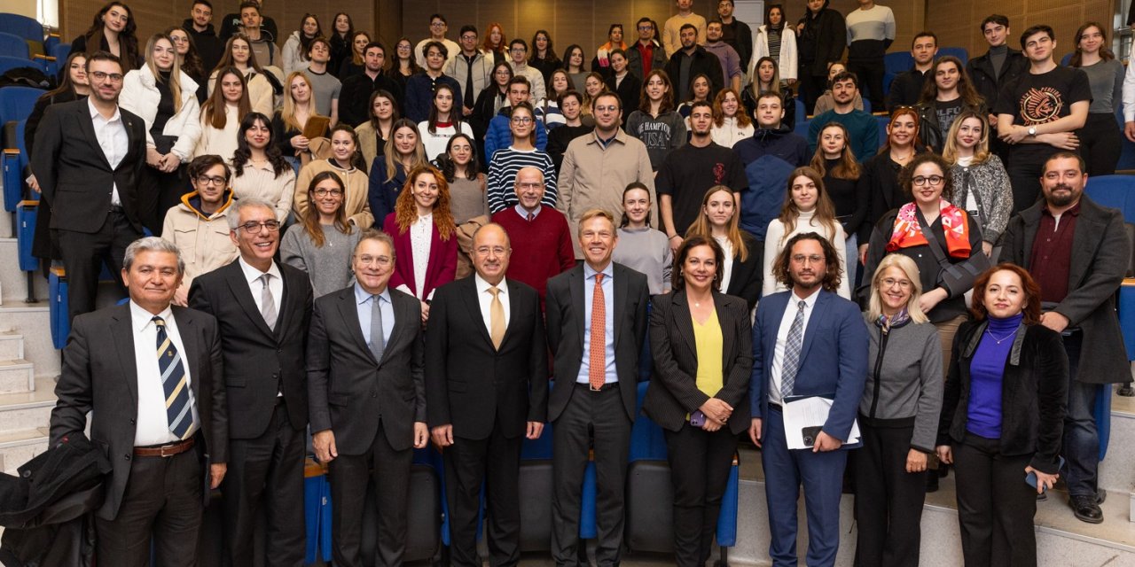 Hollanda Krallığı Büyükelçisi Wijnands öğrencilerle buluştu