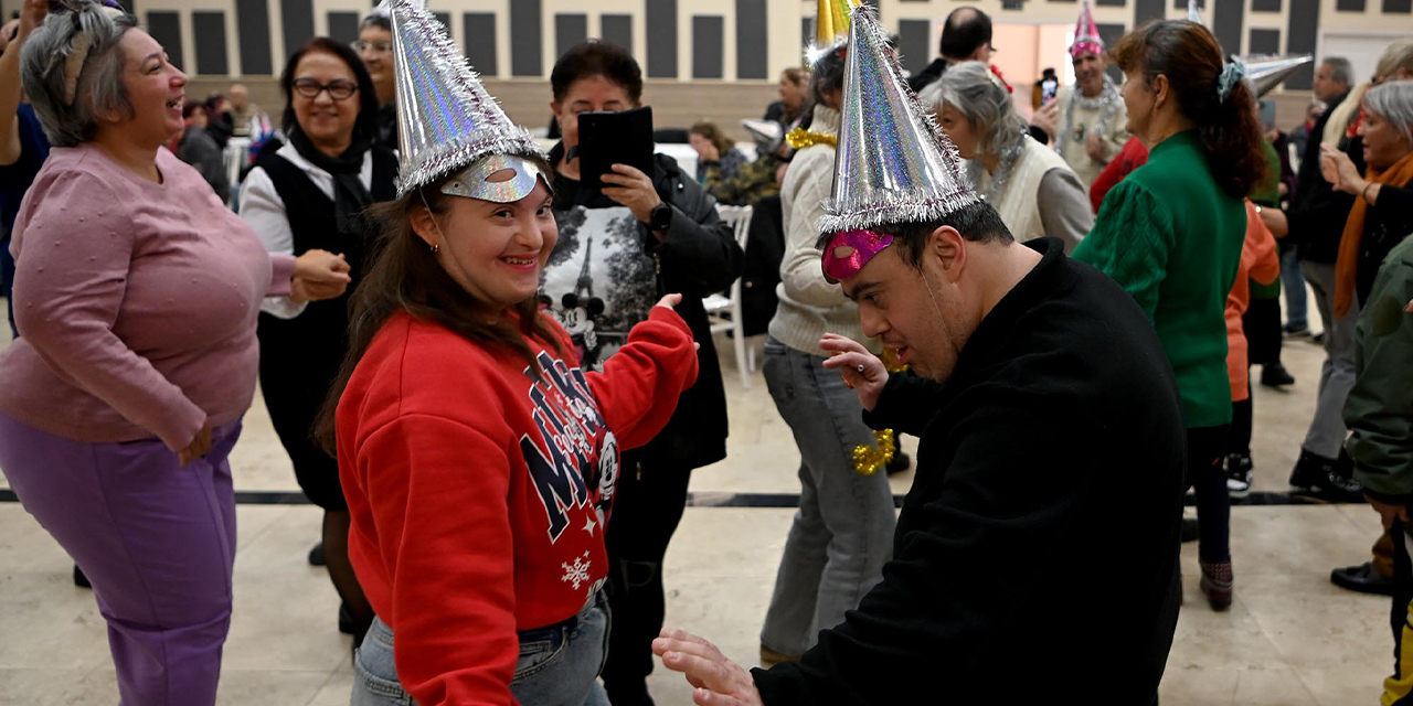 Kuşadası’nda engelli öğrenciler yeni yılı erken kutladı