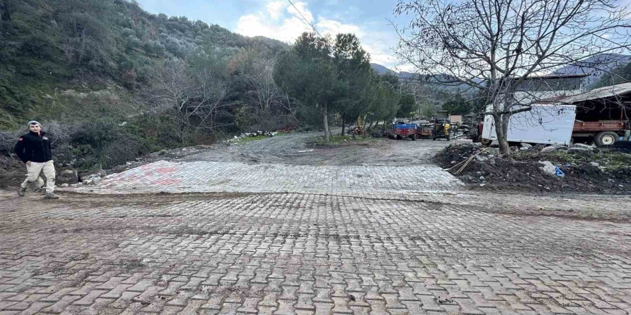 Karacasu’da yol çalışmaları sürüyor