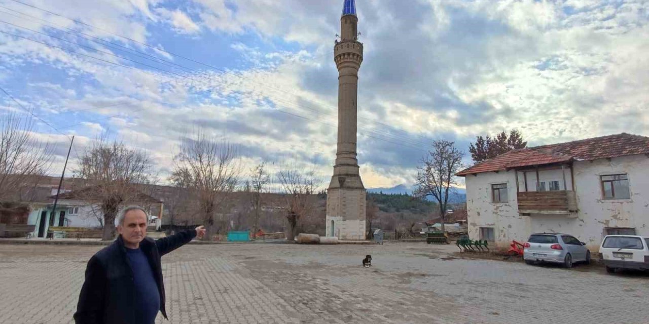 Çürük olduğu için yıkılan caminin yerine 3 yıldır yenisi yapılamadı