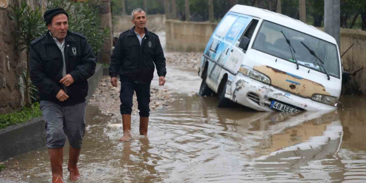 Dere yatağında mahsur kalan iki araç belediye ekipleri tarafından kurtarıldı