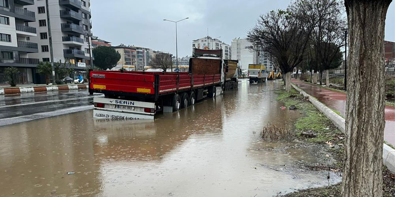 Kuvvetli sağanak yağış İncirliova’da karayolunu göle çevirdi