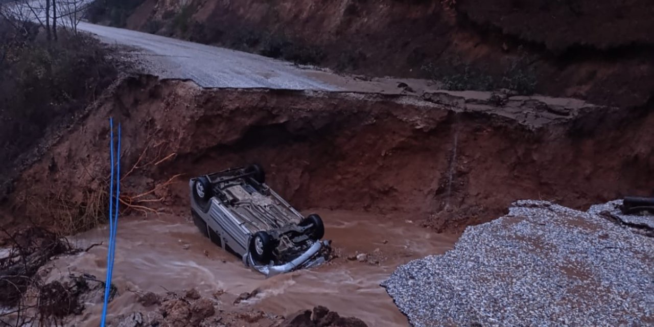 Dağlık alanda yol çöktü, otomobil içine düştü