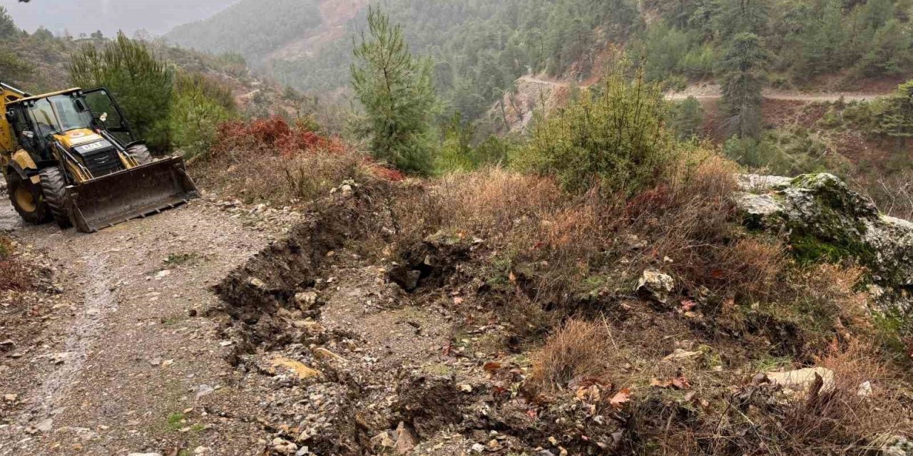 Efeler Belediyesi ekiplerinden kapanan yollara hızlı müdahale