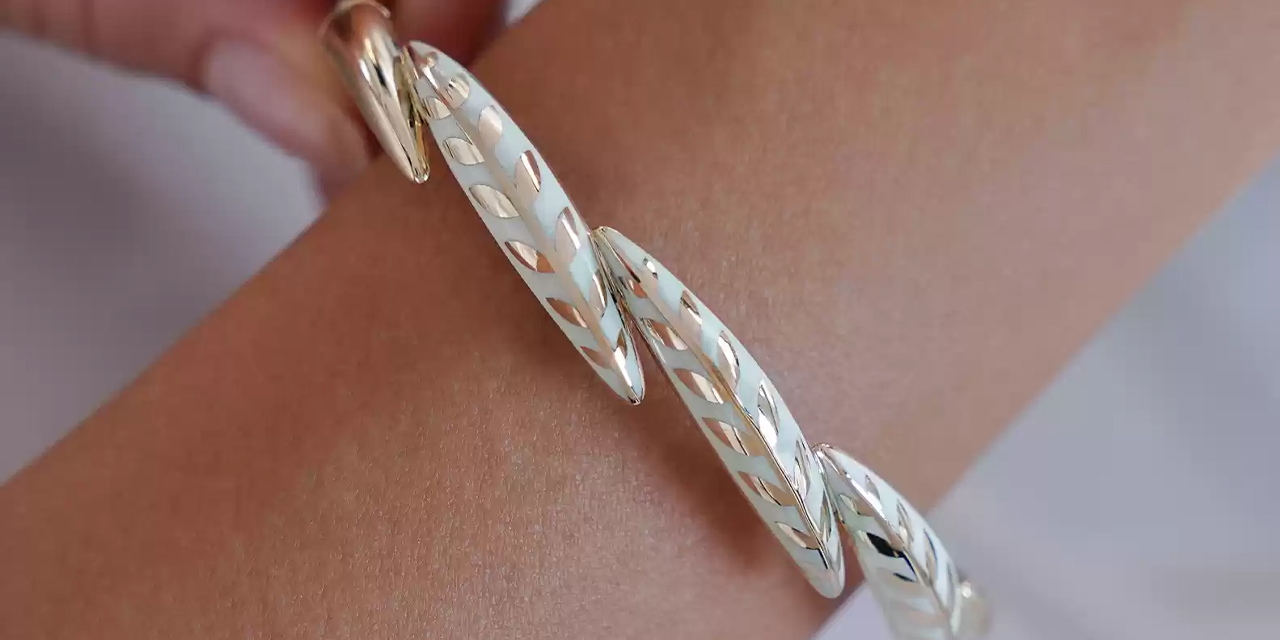 Altın kelepçe bileklik modellerinde yeni trendler