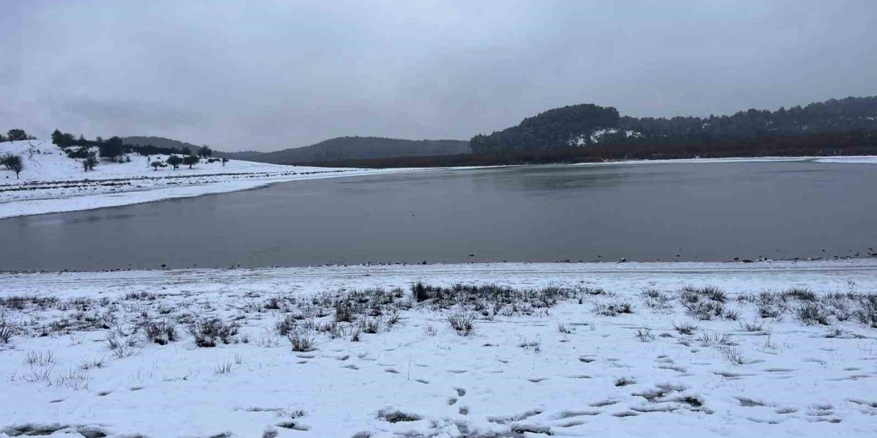 Buldan Yayla Gölü beyaza büründü