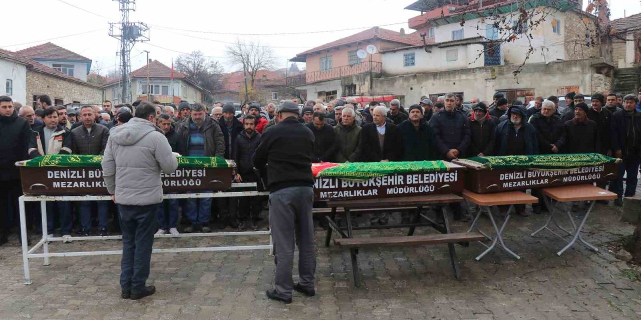Kazada hayatını kaybeden aile son yolculuklarına yan yana uğurlandı