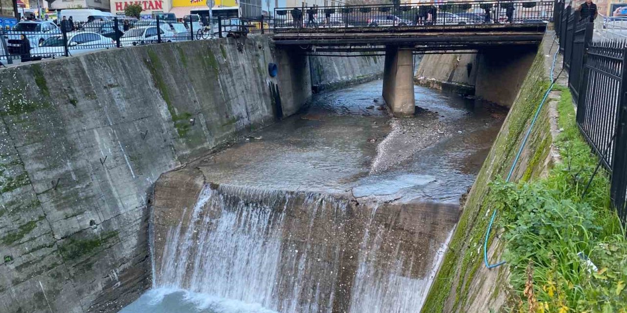 Aydın’da yoğun yağış Tabakhane Çayı’nı temizledi