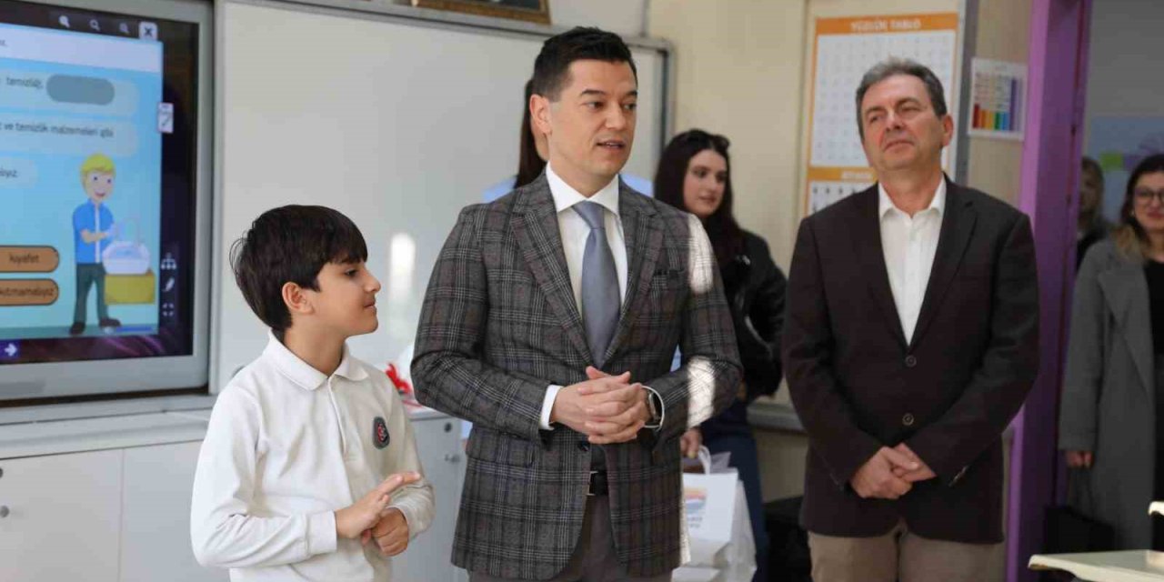 Başkan Ünlü, minik başkanı kırmadı