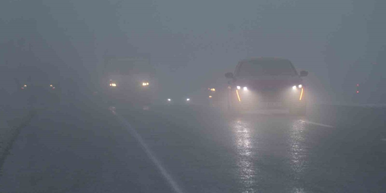 Denizli - Antalya karayolunda etkili olan yoğun sis ve kar yağışı sürücüleri zorladı