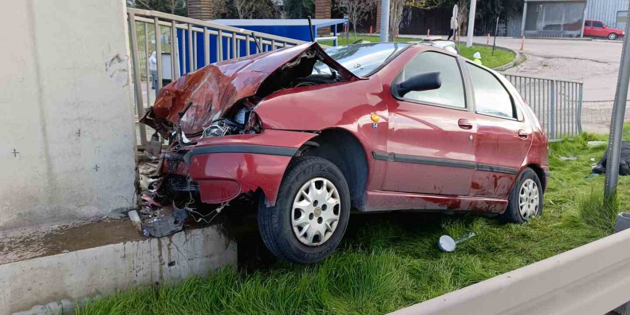 İzmir’de otomobil üst geçide çarptı: 1 ölü, 1 yaralı