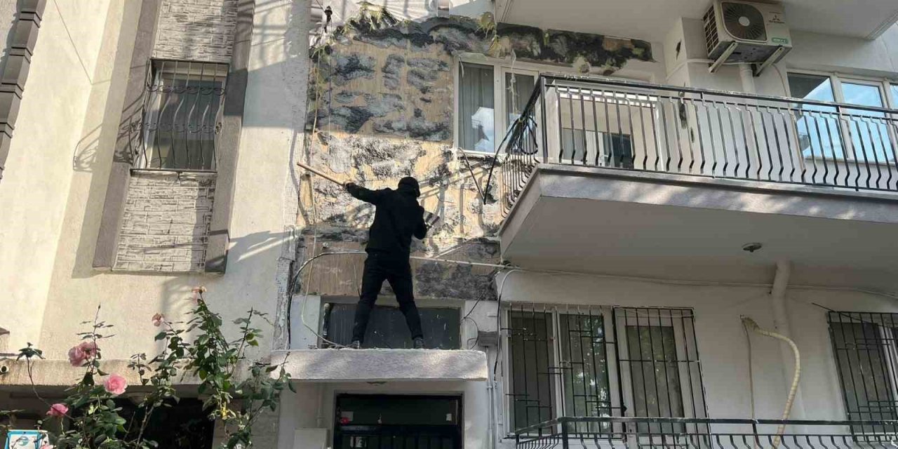 Paralarını alamadıkları dairenin dış cephesini söktüler