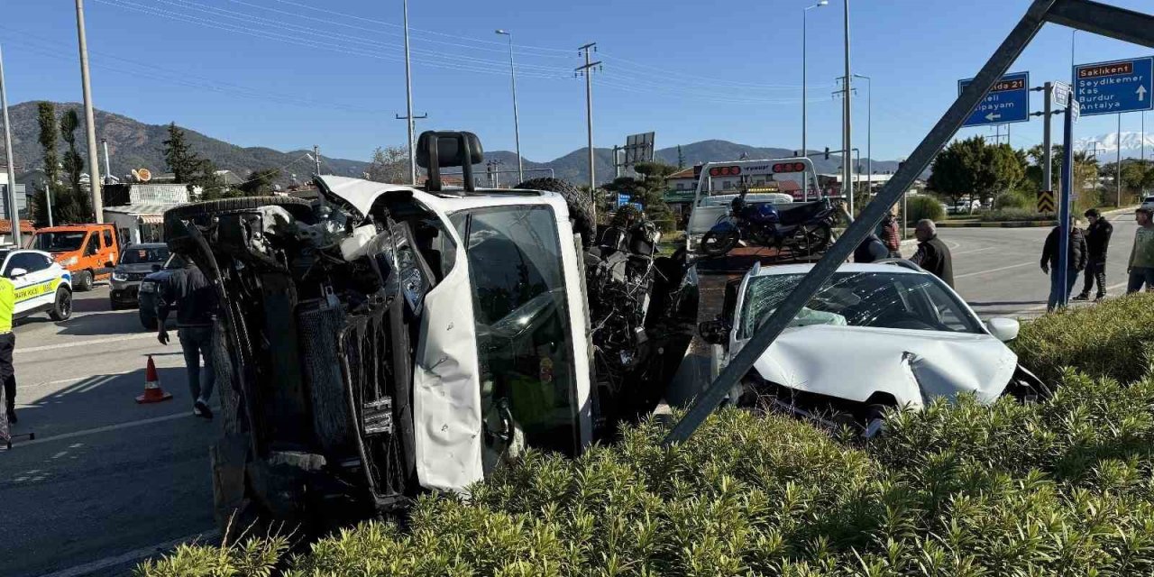 Fethiye’de çekiciye çarpan otomobildeki üç kişi yaralandı