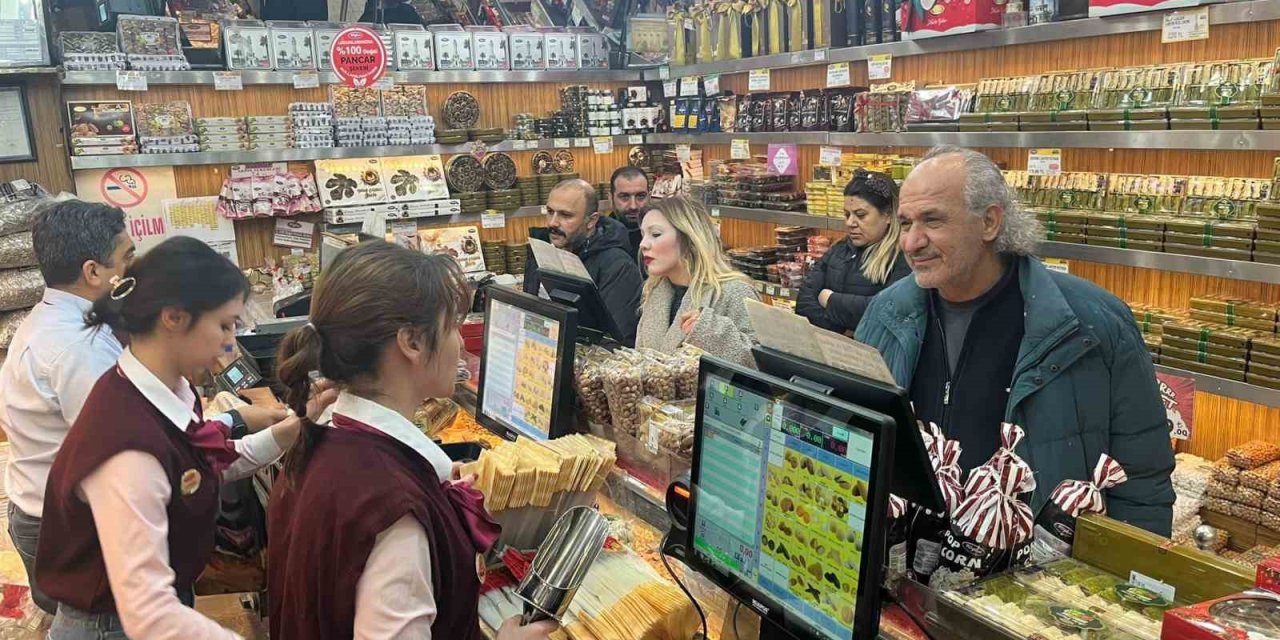 Yeni yıl öncesi kuruyemişçilerde yoğunluk yaşandı