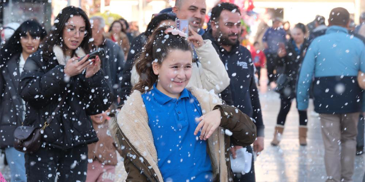 Aydın’da yeni yıl coşkusu: Yapay kar sürprizi
