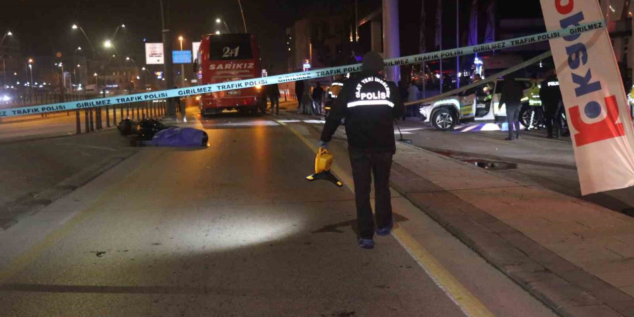 Dengesini kaybeden genç motosiklet sürücüsü otobüsün altında kalarak can verdi