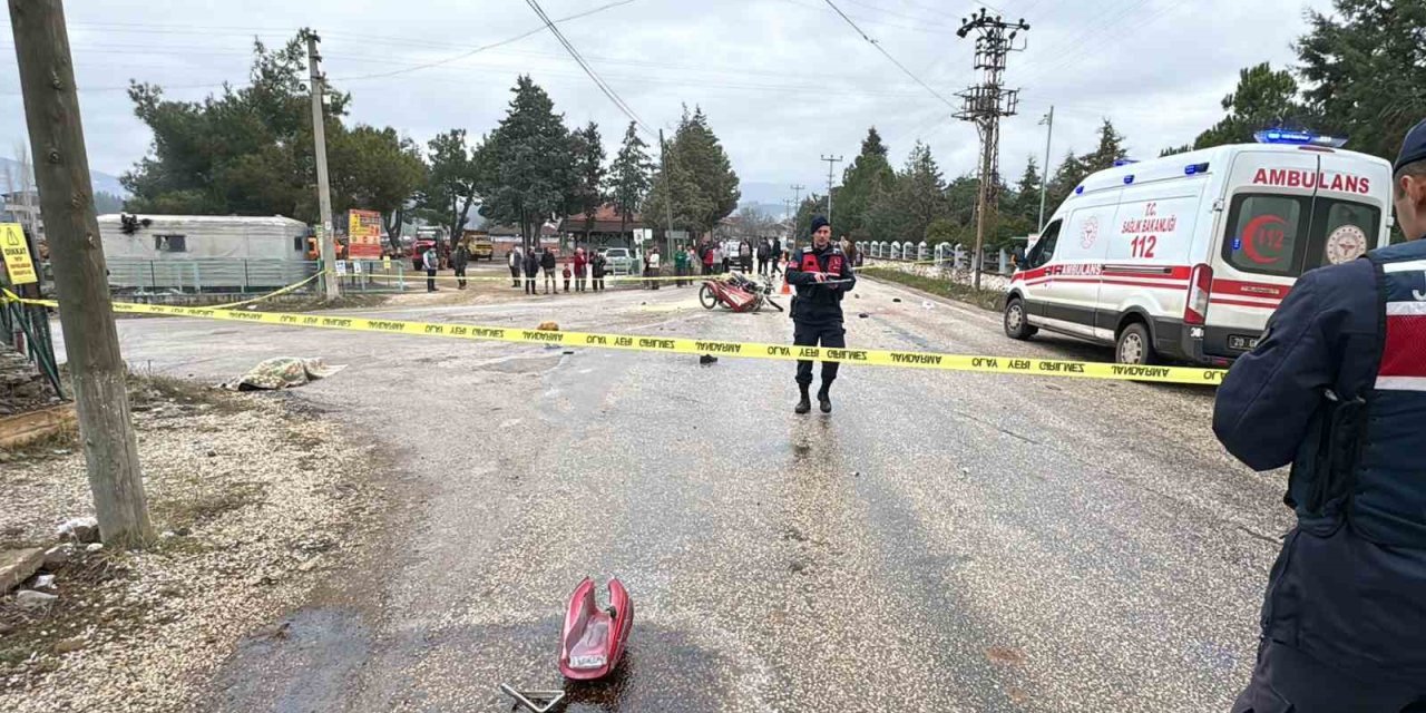 Süt toplama aracının çarptığı sepetli motosikletteki kadın öldü, kocası ağır yaralandı