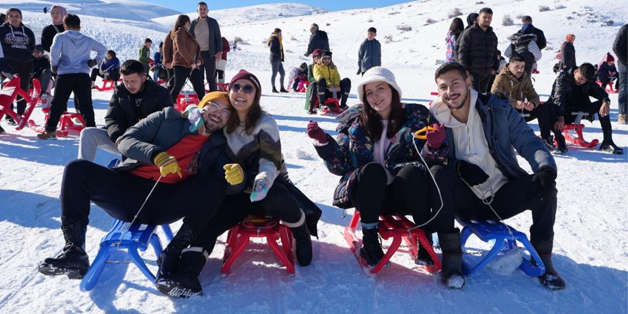 Kristal karıyla ünlü Denizli Kayak Merkezi ziyaretçi akınına uğradı