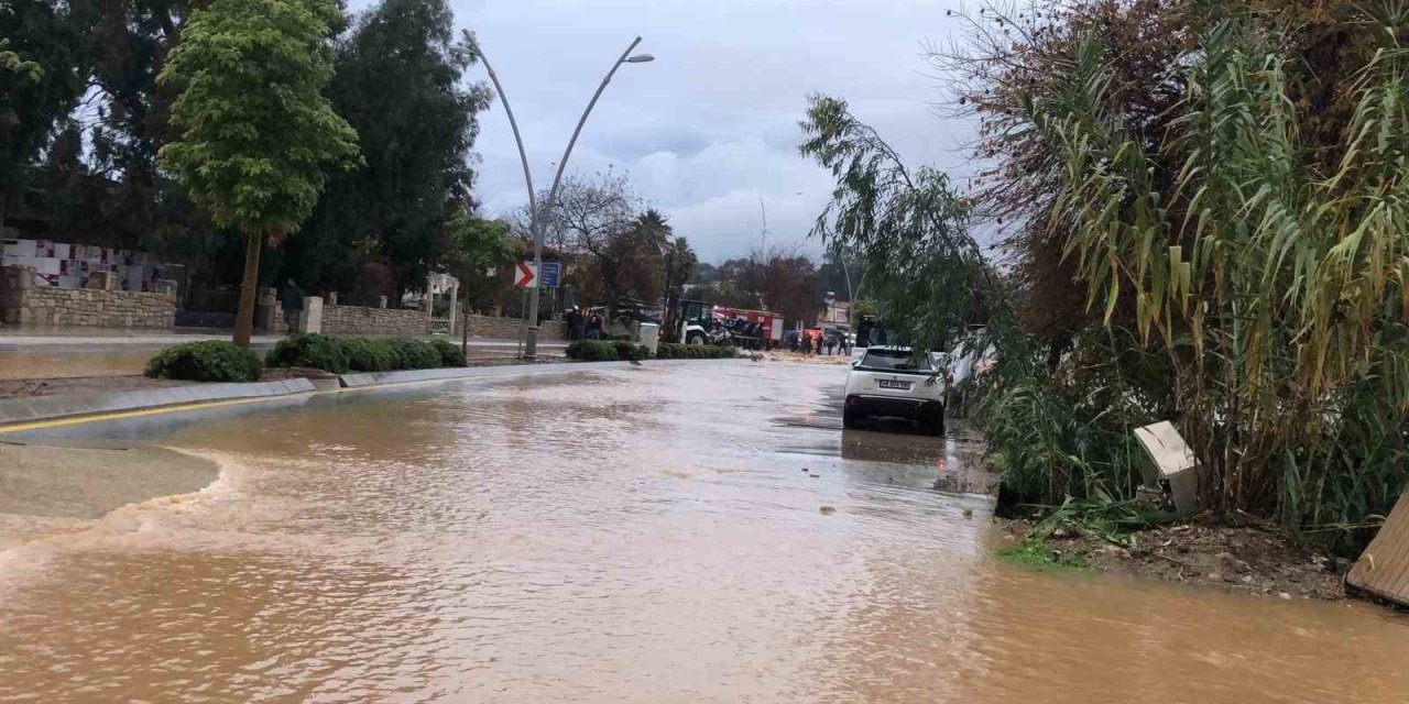 Datça’da sağanak yağış etkili oldu, karayolu göle döndü