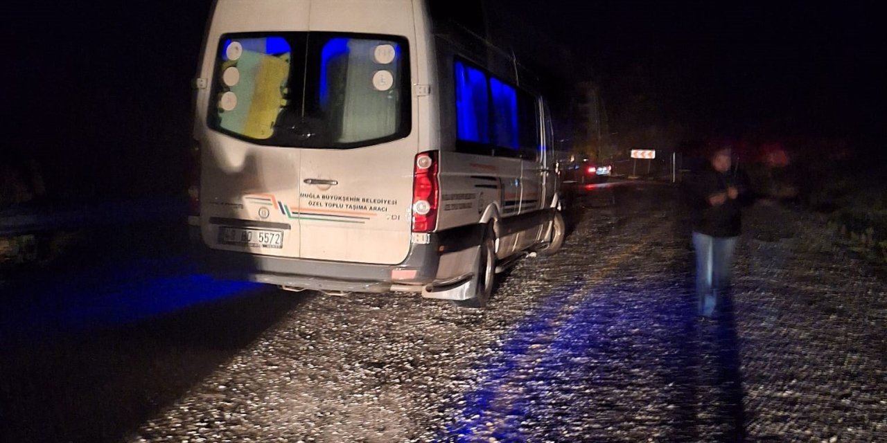 Marmaris’te toprak kayması nedeniyle araçlar yolda mahsur kaldı