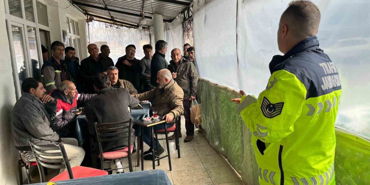 Jandarma ekipleri traktör sürücülerini bilgilendirdi