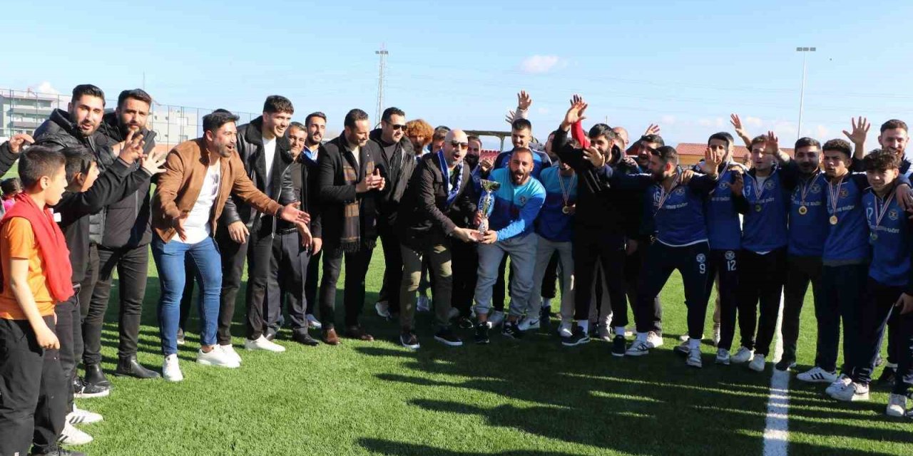 Sazlıspor, şampiyonluk kupasını Başkan Arıkan’ın elinden aldı