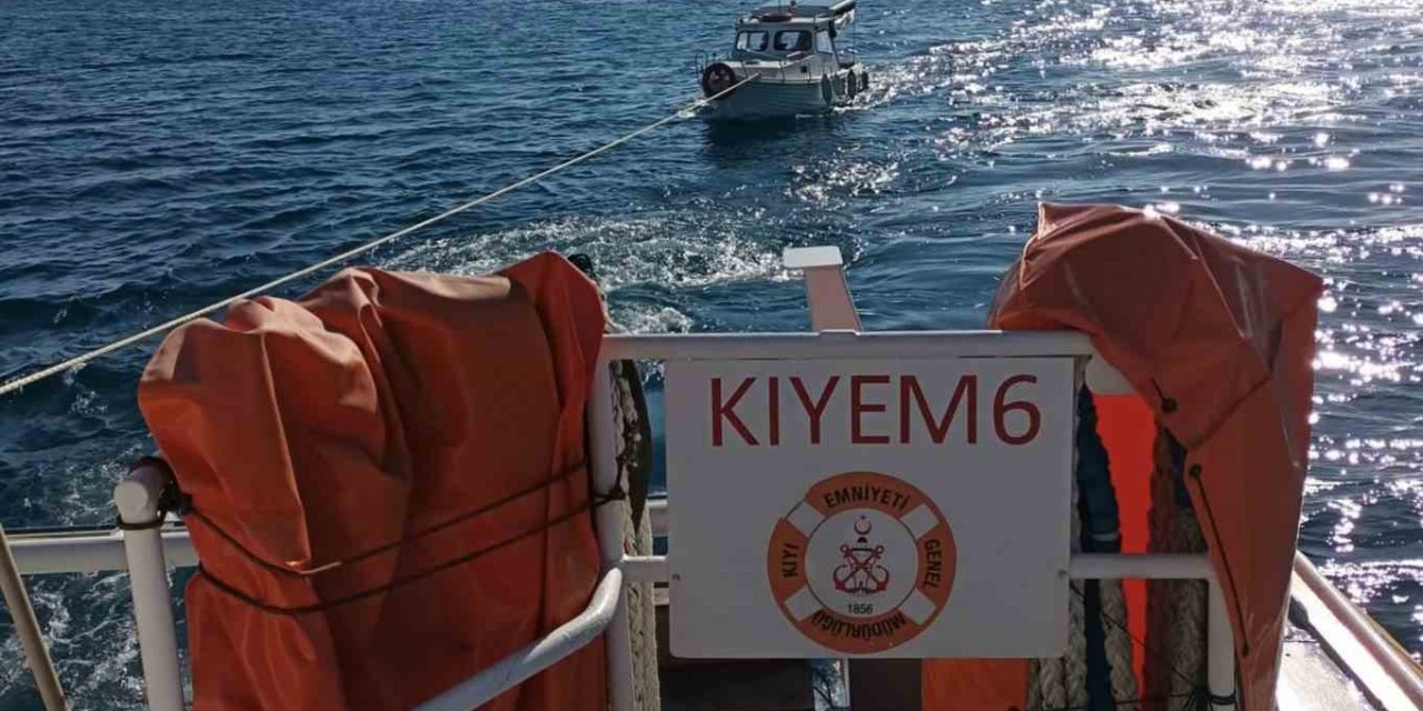Motor arızası sonrası sürüklenen 7 metrelik tekneyi Kıyı Emniyet ekipleri kurtardı