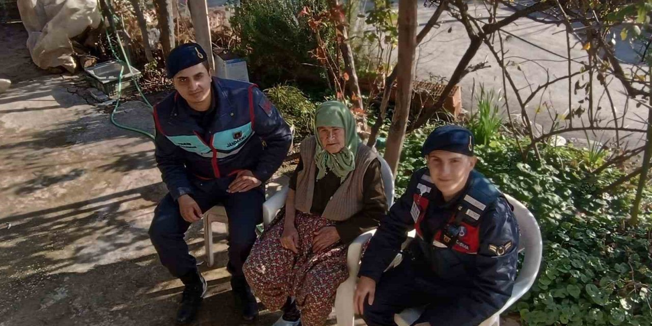 Jandarma yaşlı çınarları unutmuyor