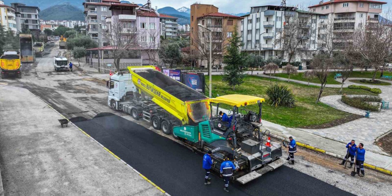 Denizli Büyükşehir Belediyesinin asfalt seferberliği devam ediyor