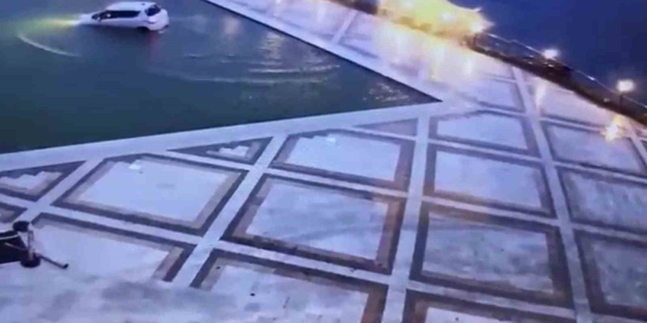 Otel havuzuna arabayla düştü