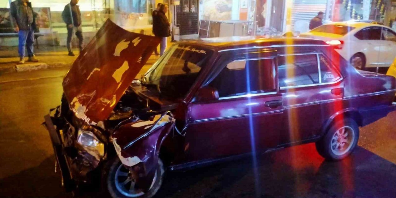 Kamyonetle çarpışan otomobil kullanılamaz hale geldi