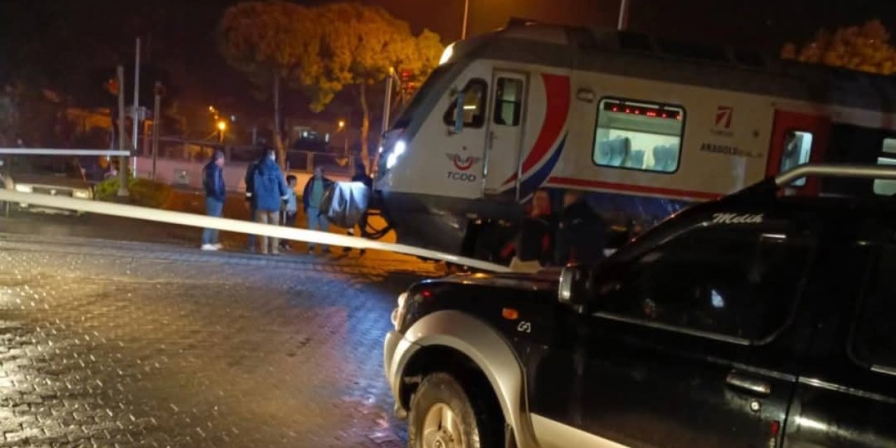 Söke’de yolcu treni pikaba çarptı