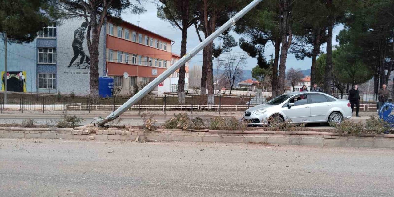 Kontrolden çıkan otomobil aydınlatma direğine çarparak durabildi