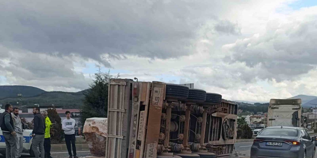 Mermer blok taşıyan Tır’ın dorsesi karayoluna devrildi