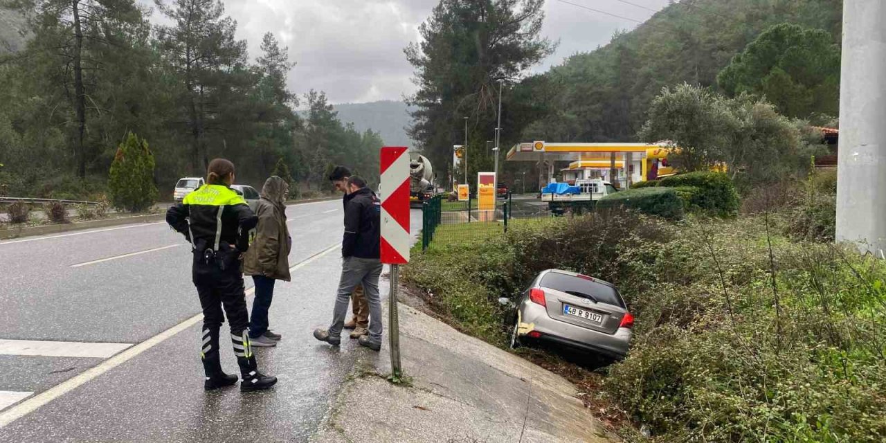 Otomobil kanala uçtu: 1 yaralı